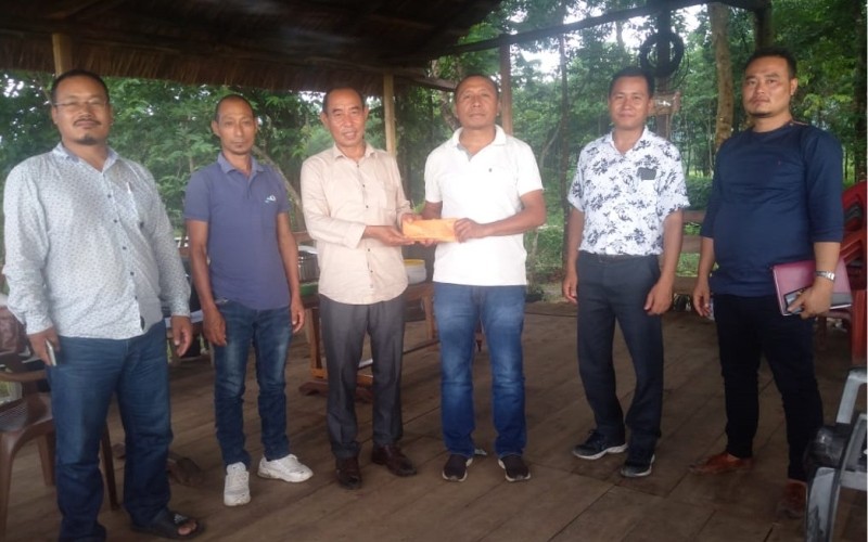 Joint Action Committee (JAC) Convenor, Dr Tumda Newme receiving Rs.66,500 from Zeliangrong Catholic Association Nagaland on July 8. Peren District Referee Association (PDRA) also extended financial assistance to JAC on COVID-19 by donating a sum of Rs. 10,000. (DIPR photo)